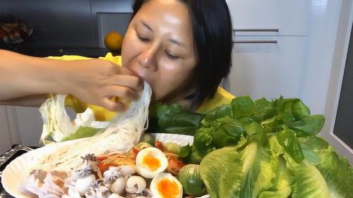 瓜妈与瓜大姐吃米线,一场味蕾与情感的碰撞