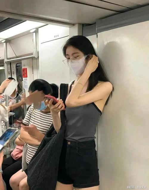 女子地铁ai吃瓜